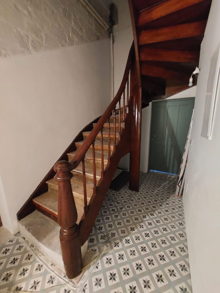 המדרגות בבית (צילום אלבום פרטי)