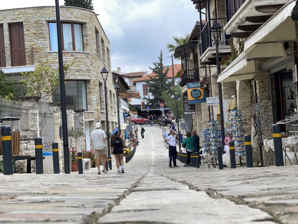 רחוב מרוצף אבן בכפר לפקרה - קפריסין (צילום: ירון כרמי)