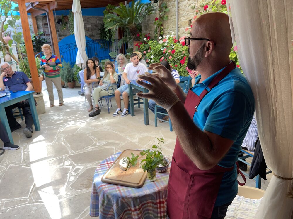 פטרוס מדגים ייצור של גבינת חלומי עם נענע בכפר חירוקיטיה בקפריסין (צילום: ירון כרמי)