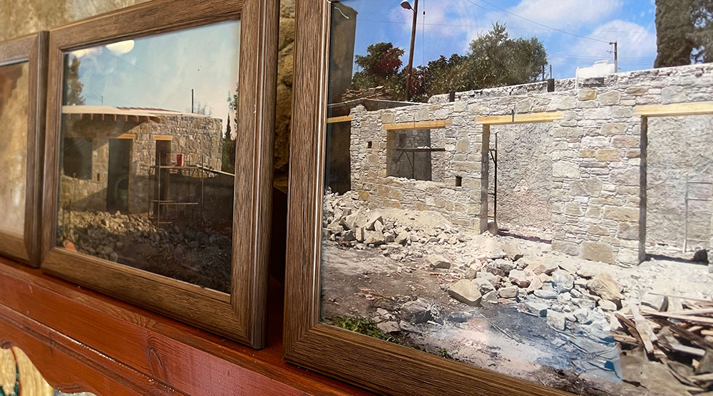 התמונות שעל הקיר מספרות את סיפור השיפוץ של בית האבן העתיק בכפר חירוקיטיה בקפריסין (צילום: ירון כרמי)