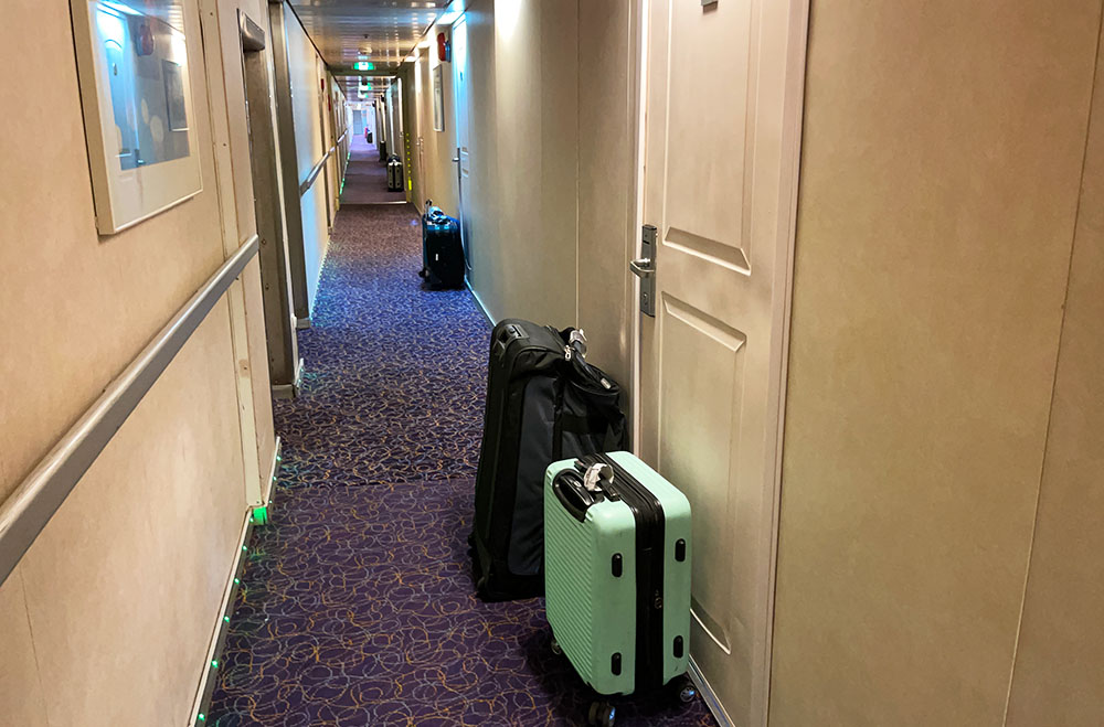המזוודות ממתינות במסדרון - מנו ספנות (צילום: ירון כרמי)