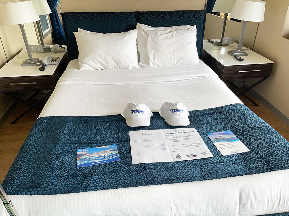 מיטה זוגית בחדר במחלקה הראשונה - האוניה קראון איריס - Crown Iris של מנו ספנות (צילום: ירון כרמי)