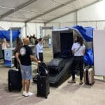 בדיקות כבודה במכשיר שיקוף – אולם הנוסעים – בנמל חיפה (צילום: ירון כרמי)