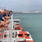 נוסעים משקיפים על נמל חיפה מאוניית הטיולים הקראון איריס של מנו ספנות – בדרכם לקפריסין (צילום: ירון כרמי)