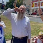 יום ירושלים בחיפה ○ צעירי הליכוד צעדו מכיכר ספר לחורב עם דגלי ישראל (צילום: חי פה)