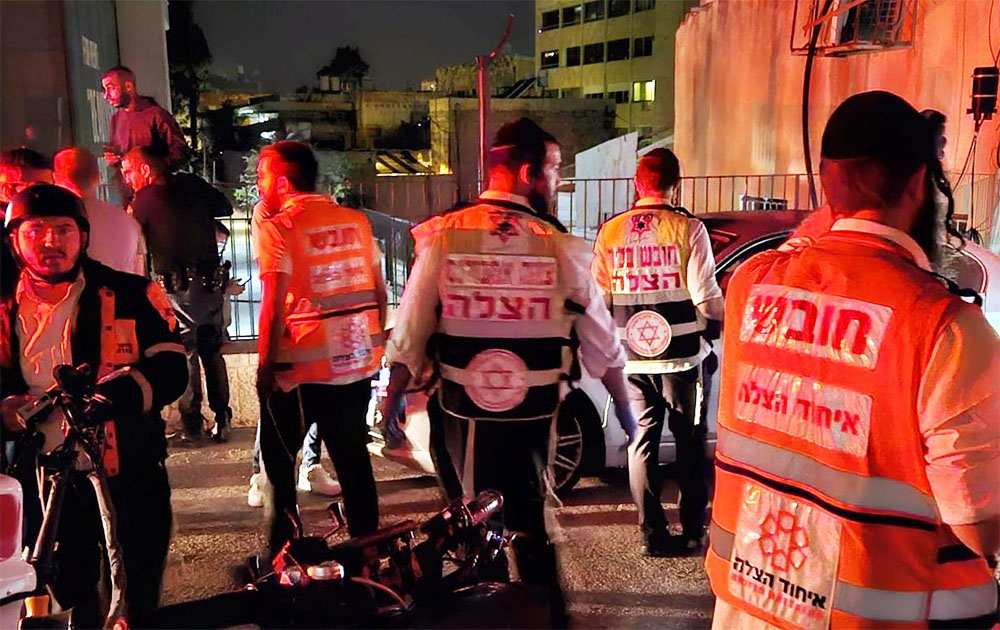 חובשי איחוד הצלה בזירת רצח בחיפה - צעירת גבת 22 נורתה ברחוב אחד העם (צילום: איחוד הצלה)