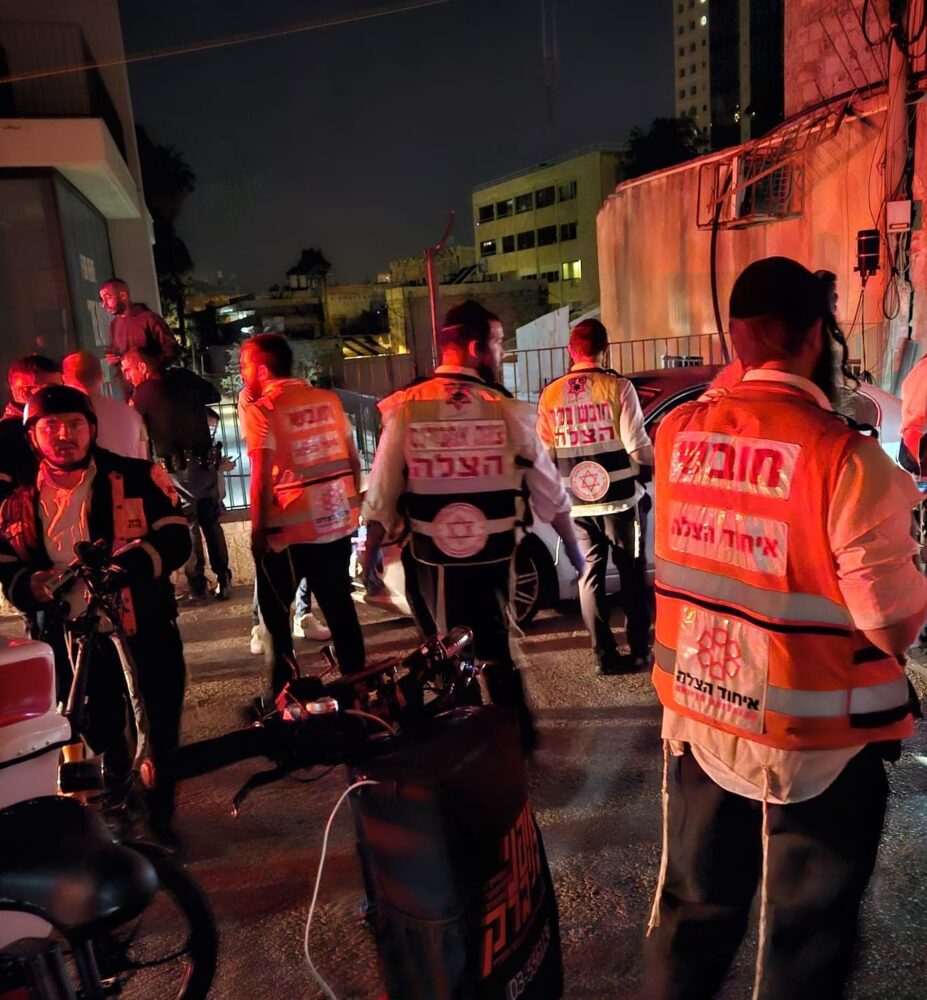 חובשי איחוד הצלה בזירת רצח בחיפה - צעירת גבת 22 נורתה ברחוב אחד העם (צילום: איחוד הצלה)