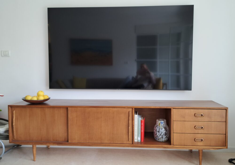 טלוויזיה רחבת ממדים- בבית דוד עציוני (צילום: רחלי אורבך)