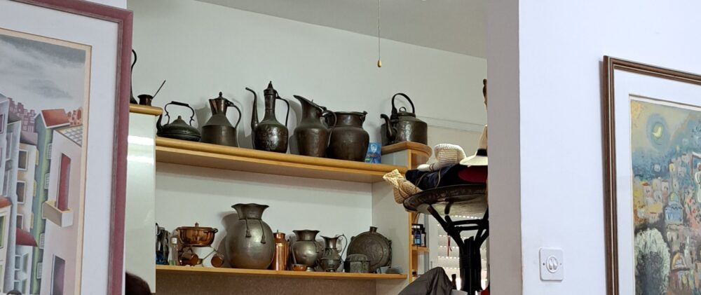 מבט אל חלק מאוסף כלי הנחושת- בבית ניצה וויט (צילום: רחלי אורבך)