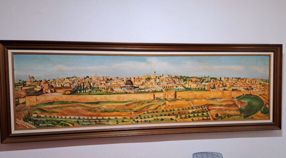 הציור "ירושלים" ממכחולו של בלום- לזכר עלי וויט ז"ל- בבית ניצה וויט יו"ר "חוג החברות של ניצה" (צילום: רחלי אורבך)