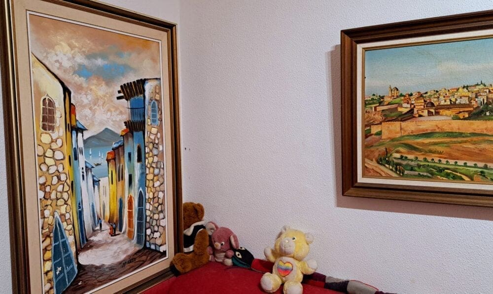 ציורים ועיטורים בחדר העבודה- בבית ניצה וויט יו"ר "חוג החברות של ניצה" (צילום: רחלי אורבך)
