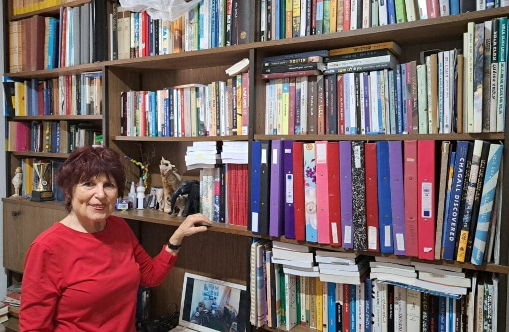 הספרייה שבחדר העבודה- בבית ניצה וויט יו"ר "חוג החברות של ניצה" (צילום: רחלי אורבך)