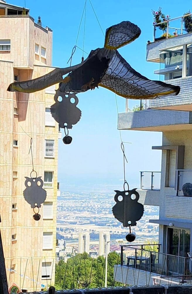 ינשופים מנצנצים ונוף חיפאי- בבית ניצה וויט יו"ר "חוג החברות של ניצה" (צילום: רחלי אורבך)