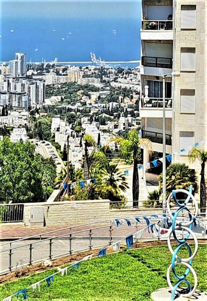 נוף חיפאי מהחלון – בבית ניצה וויט יו"ר "חוג החברות של ניצה" (צילום: רחלי אורבך)