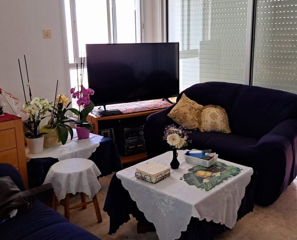 אירוח ופינת הטלוויזיה – בבית ניצה וויט יו"ר "חוג החברות של ניצה" (צילום: רחלי אורבך)