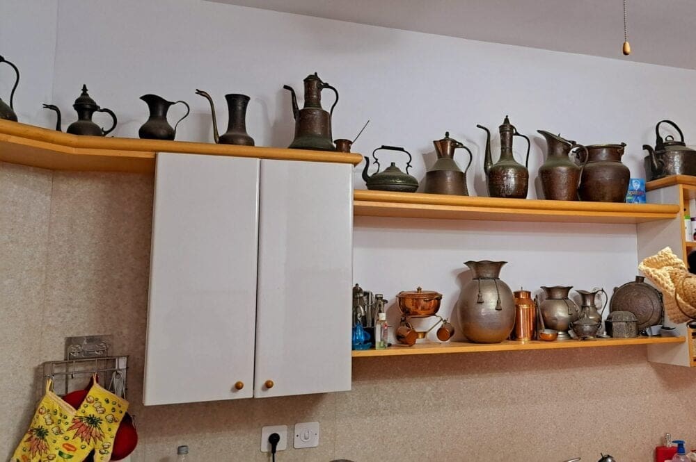 חלק נוסף של אוסף כלי הנחושת- בבית ניצה וויט יו"ר "חוג החברות של ניצה" (צילום: רחלי אורבך)