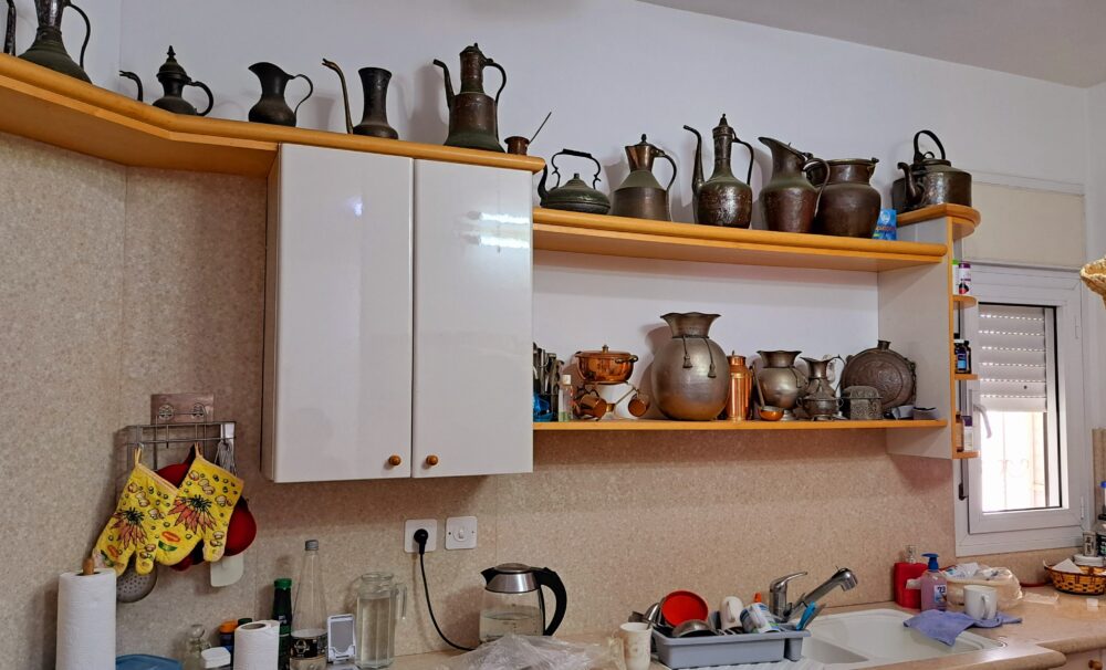 המטבח ומדפי אוסף כלי הנחושת- בבית ניצה וויט יו"ר "חוג החברות של ניצה" (צילום: רחלי אורבך)