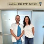 נטליה פונסה דה-ליאון ופרופ' אסף זלצר בחדר הטיפולים של יחידת הכוויות בניהולו של ד"ר יצחק רמון (צילום: הקריה הרפואית רמב"ם)