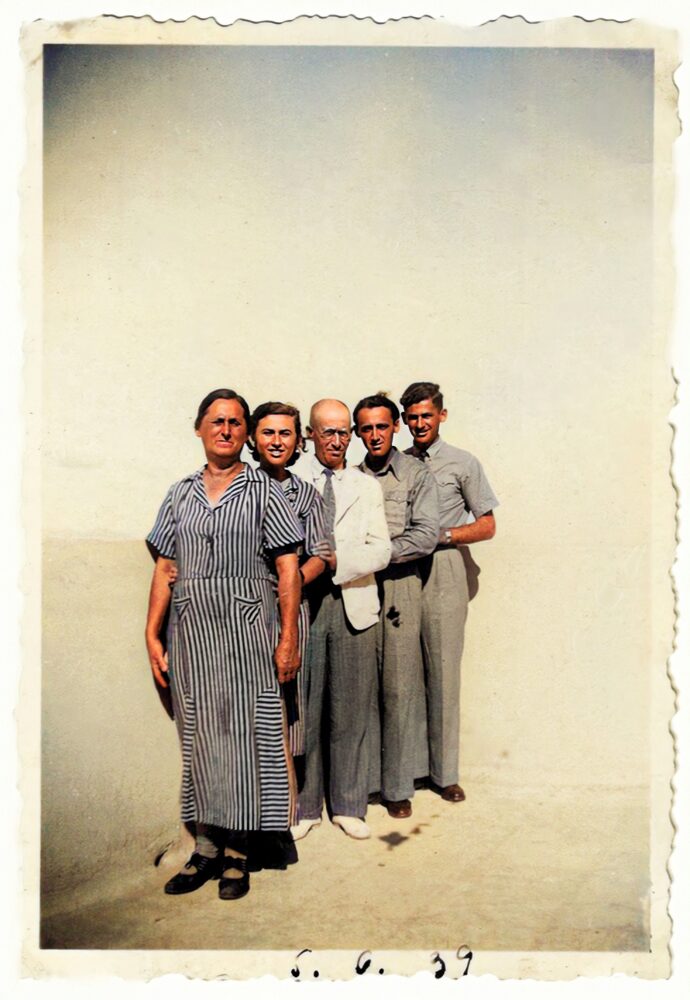 רחל (וימן) פורת עם הוריה ואחיה על גג הבית ברחוב ארלוזורוב בחיפה, 1942 (אלבום פרטי)