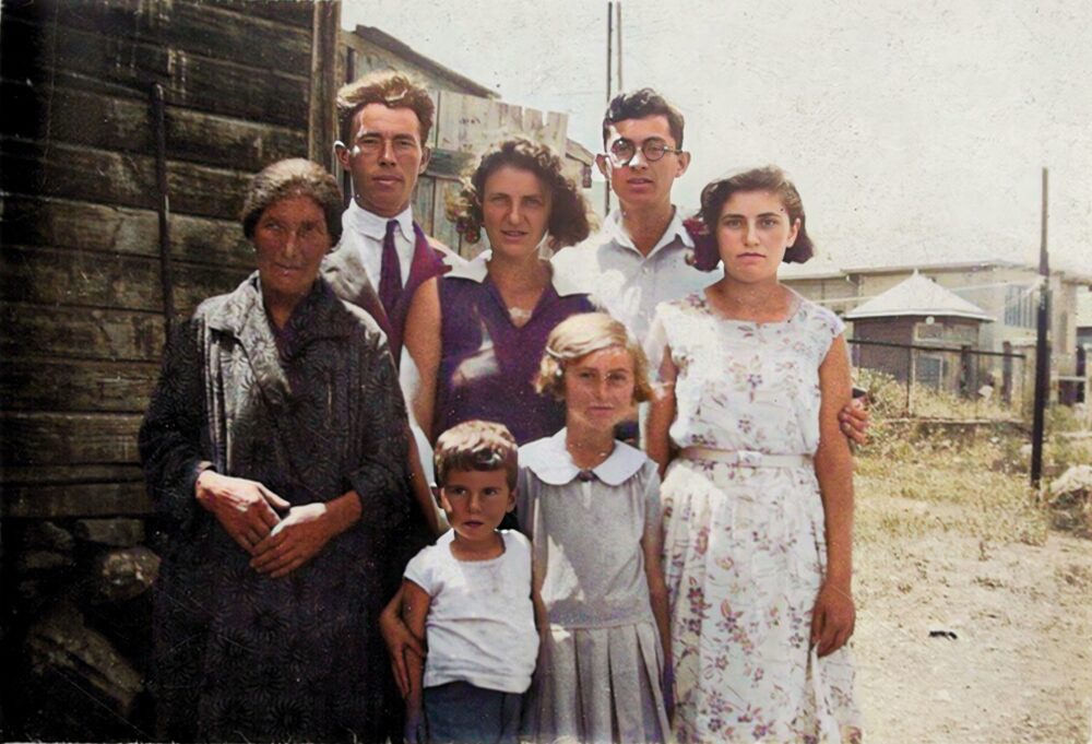 רחל וימן ומשפחתה בפתח הצריף ברחוב תל חי 15 (אלבום פרטי)
