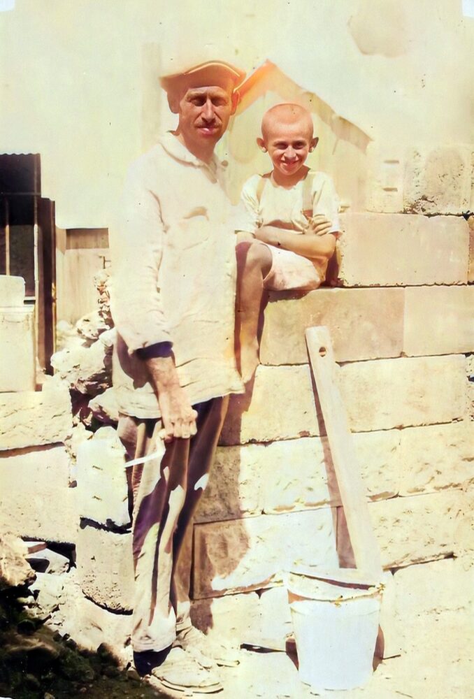 צבי וימן עם בנו הבכור מרדכי בונים את בית המשפחה ברחוב תל חי בחיפה (אלבום פרטי)