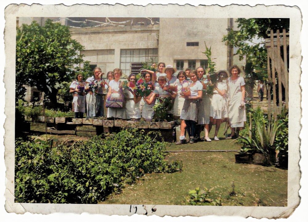 רחל וחבריה בבית הספר עממי א בטקס חג השבועות, חיפה 1936 (אלבום פרטי)
