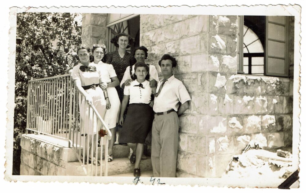 רחל (וימן) פורת וחבריה לעבודה בוועד הקהילה העברית בחיפה, 1942