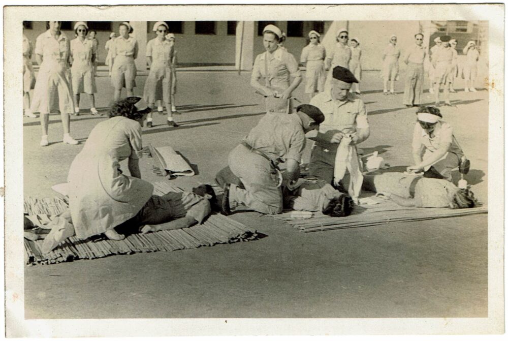 הדגמת טיפול בחולים ברחוב הרצל בחיפה, אירוע לציון עשור למד"א, יוני 1944 (אלבום פרטי)  