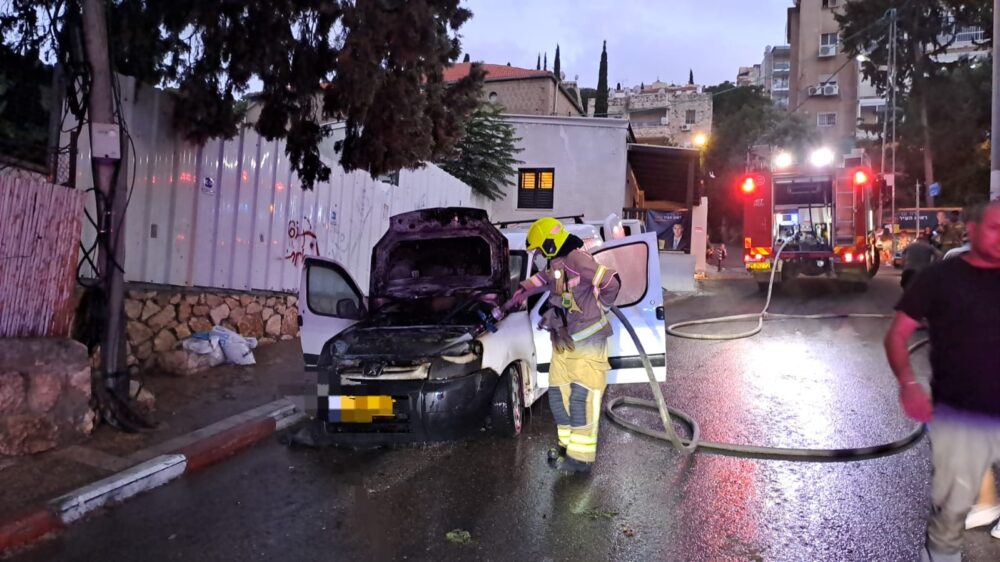 כיבוי רכב בוער ברחוב הירוק - חיפה (צילום: כבאות והצלה)