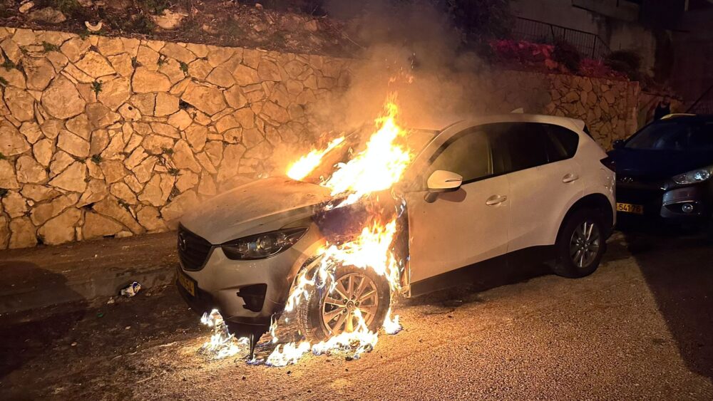 שריפת רכב בדרך סטלה מאריס בחיפה (צילום: כבאות והצלה)