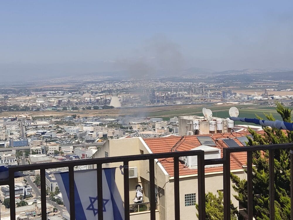 שרפה של שדה קוצים ופסולת בשטח פתוח סמוך למבנה תעשיה ברחובות יוחנן הסנדלר והאשלג שבחיפה (צילום: עורמ כרפס)