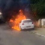 כיבוי רכבים בוערים ברחוב זרובבל בחיפה (צילום: כבאות והצלה)