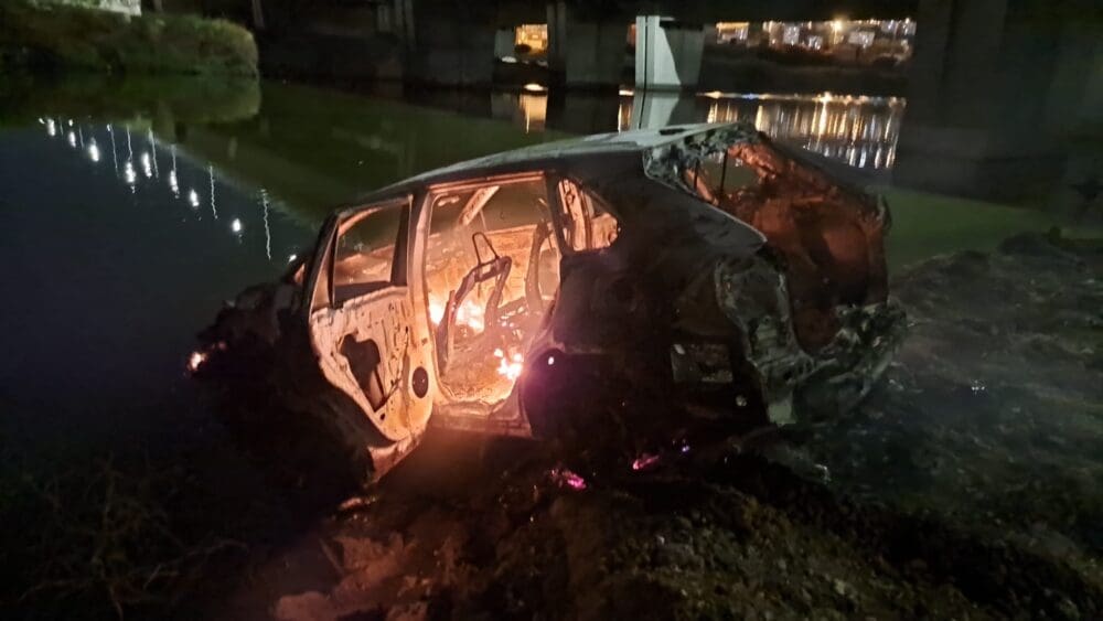 רכב עלה באש על גדות הקישון (צילום: כבאות והצלה)