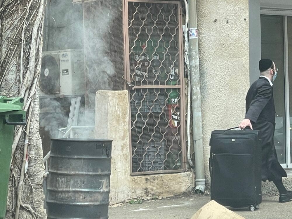 עשן עולה מחבית – ביעור חמץ בשכונת גאולה – חיפה (צילום: ירון כרמי)