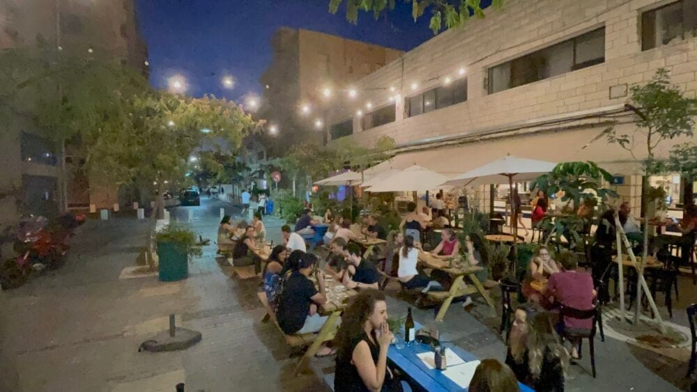בילוי בחוץ – פאבים במידרחוב – העיר התחתית בחיפה (צילום: ירון כרמי)