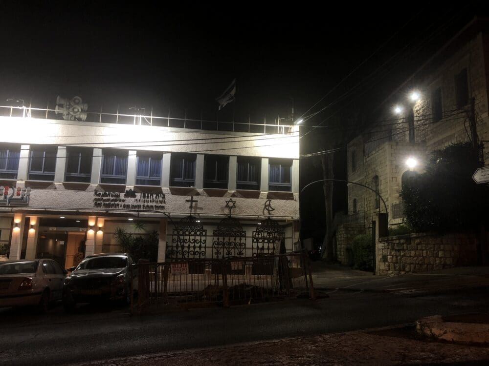 בית הגפן ומעליו מונף דגל ישראל (צילום: ירון כרמי)