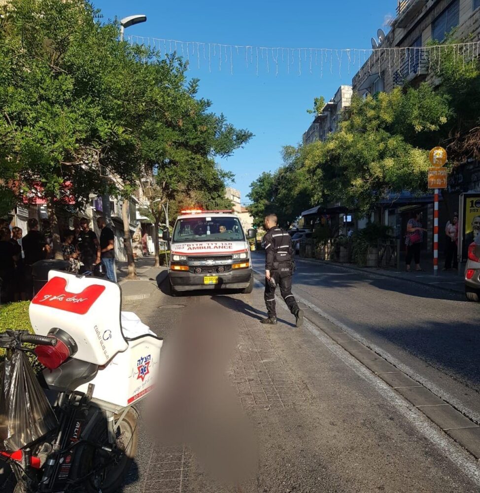 הולך רגל נהרג מפגיעת רכב ברחוב הרצל בחיפה (צילום: מד"א)