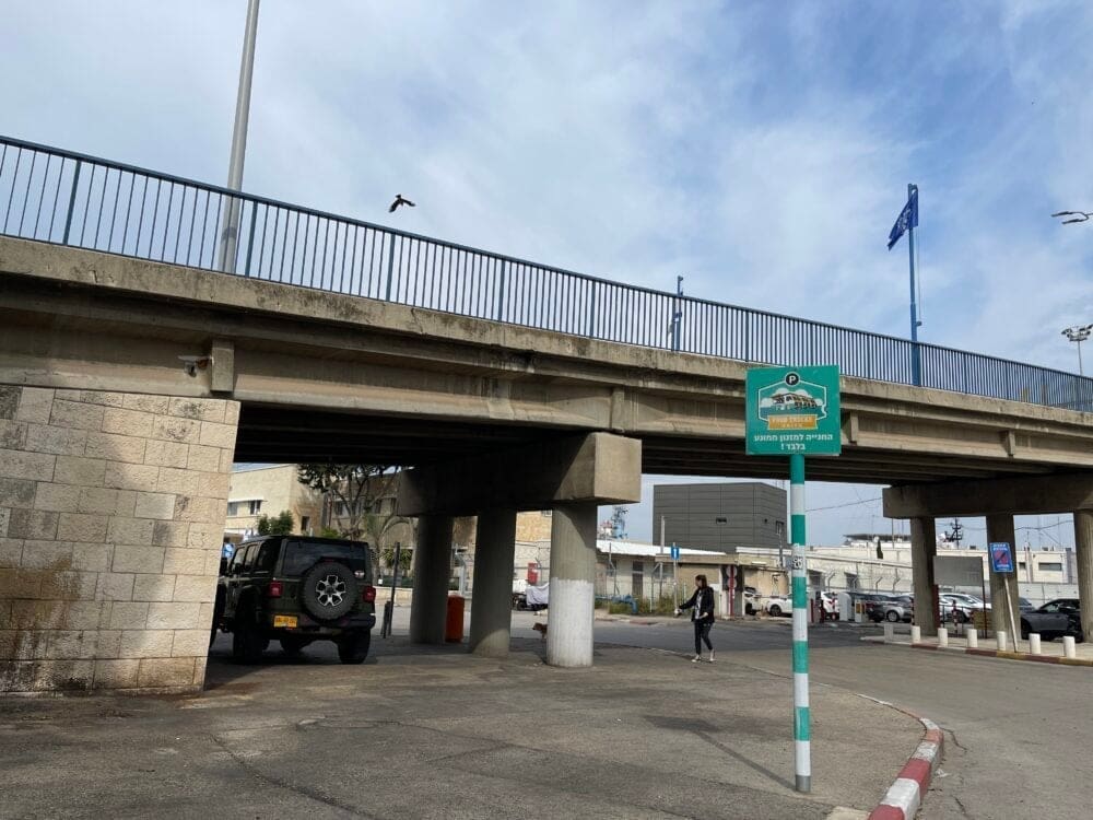 פוד טראק – מקום נטוש ממנו סולק האוייסטר – מתחם רכבת השמונה (צילום: ירון כרמי)