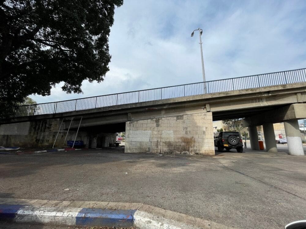 פוד טראק – מקום נטוש ממנו סולק האוייסטר – מתחם רכבת השמונה (צילום: ירון כרמי)