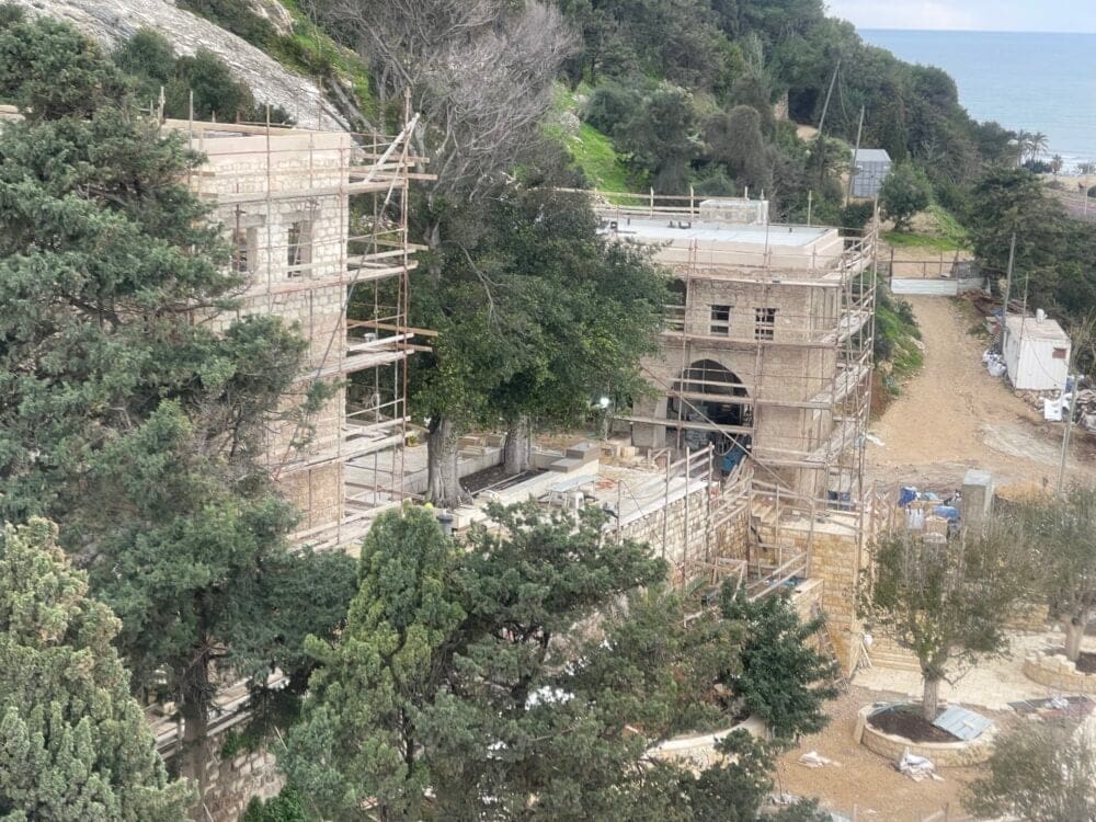 מערת אליהו בתקופת השיפוץ (צילום: ירון כרמי)