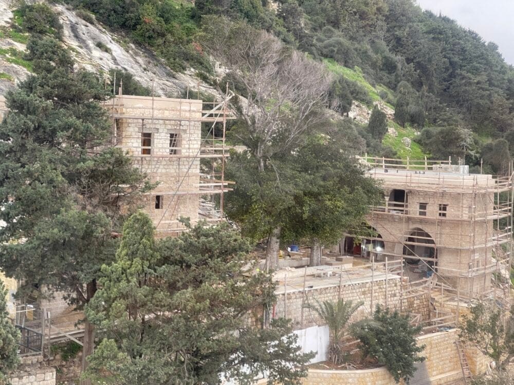 מערת אליהו בתקופת השיפוץ (צילום: ירון כרמי)
