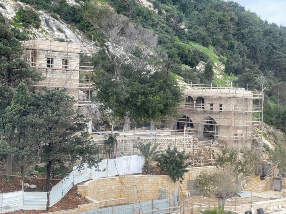 מערת אליהו בתקופת השיפוץ (צילום: ירון כרמי)