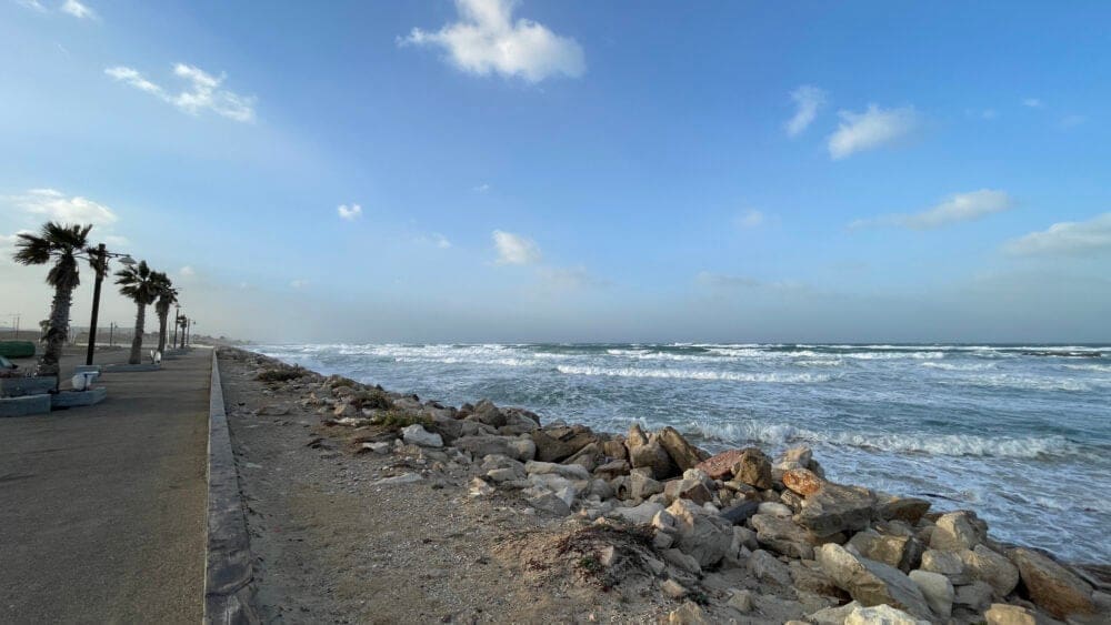 חוף מרידיאן – חיפה – ים סוער – סערת חורף (צילום: ירון כרמי)