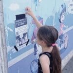 תמר תולה פוסטרים לפרסום האירוע (צילום: שרון ברטמן מורג, אמא של תמר)