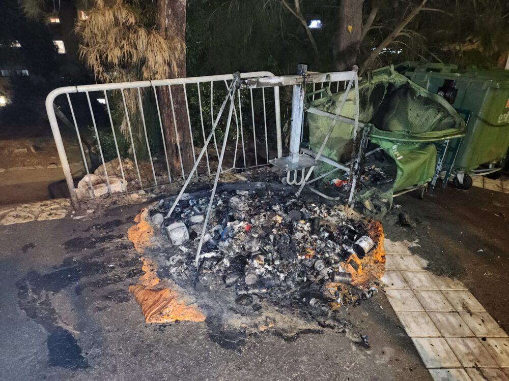 פח אשפה עולה באש ברחוב טשרניחובסקי בחיפה (צילום: חי פה)