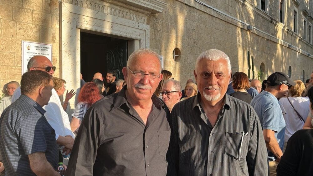 משמאל – יעקב בורובסקי – הפגנה במנזר הכרמליתים – העדה הקתולית נגד החסידים (צילום: מיכל גרובר – חי פה-TV)
