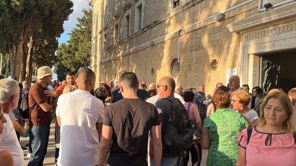 הפגנה במנזר הכרמליתים – העדה הקתולית נגד החסידים (צילום: מיכל גרובר – חי פה-TV)