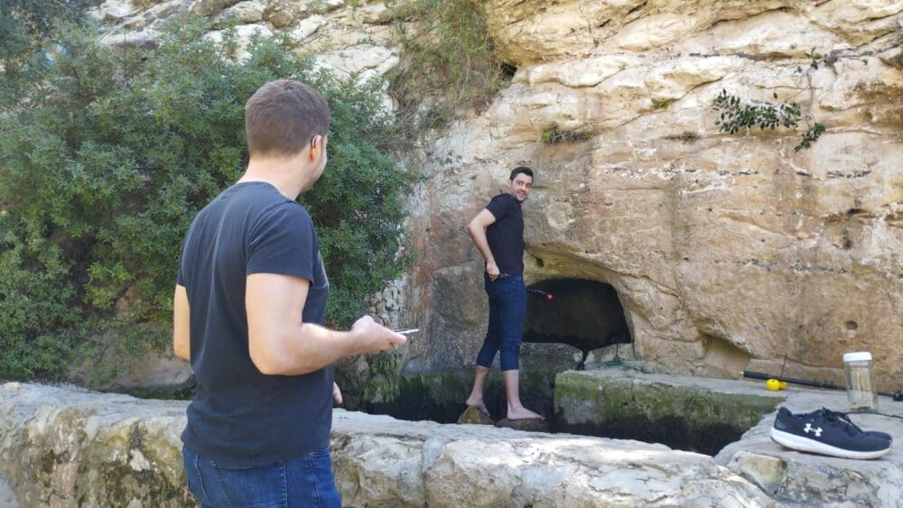 דוקטור ויטו ופרופסור פרנק ליטו – צמד המדענים מגרמניה במהלך מחקר במעיין בנחל שיח בחיפה (צילום: מוטי מנדלסון)
