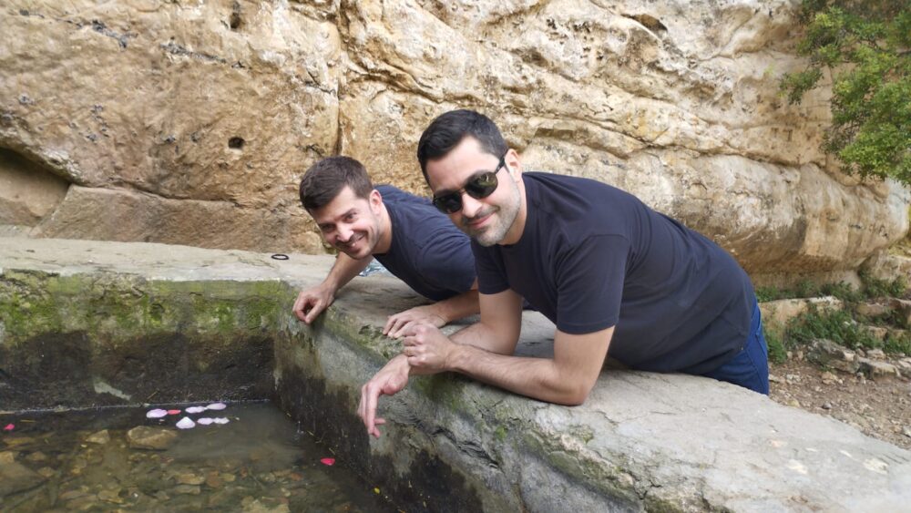 דוקטור ויטו ופרופסור פרנק ליטו - צמד המדענים מגרמניה על שפת הבריכה במעיין בנחל שיח בחיפה (צילום: מוטי מנדלסון)