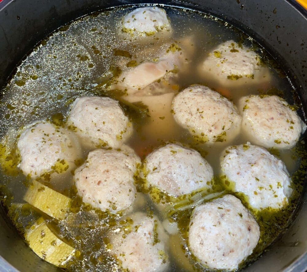 מרק עם קניידלעח מקמח מצה של פסח (צילום: ירון כרמי)